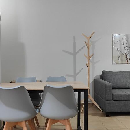 Rock & Roll 1 - Modern Apartment In Trikala Buitenkant foto
